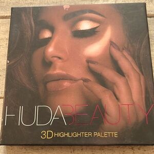 HUDA BEAUTY 3D HIGHLIGHTER PALETTE GLDN SANDS, 4 CREAM COLORS ALONG W/DIRECTIONS